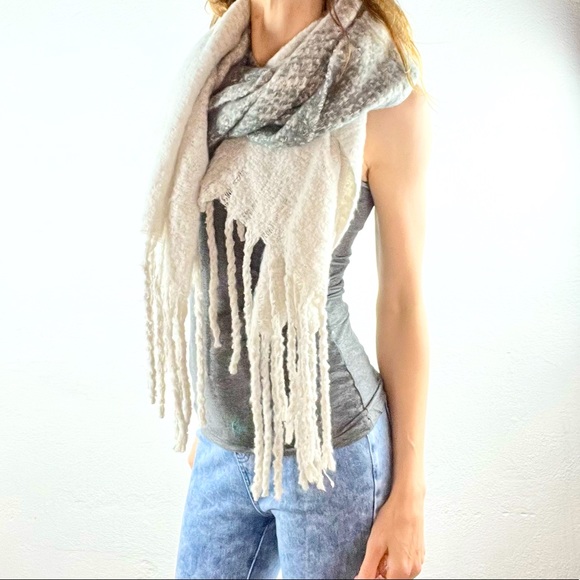 MERSEA & CO. |🐰Neutral Light Gray Knit Super Soft Scarf Shawl Wrap w/Fringe - Picture 4 of 9